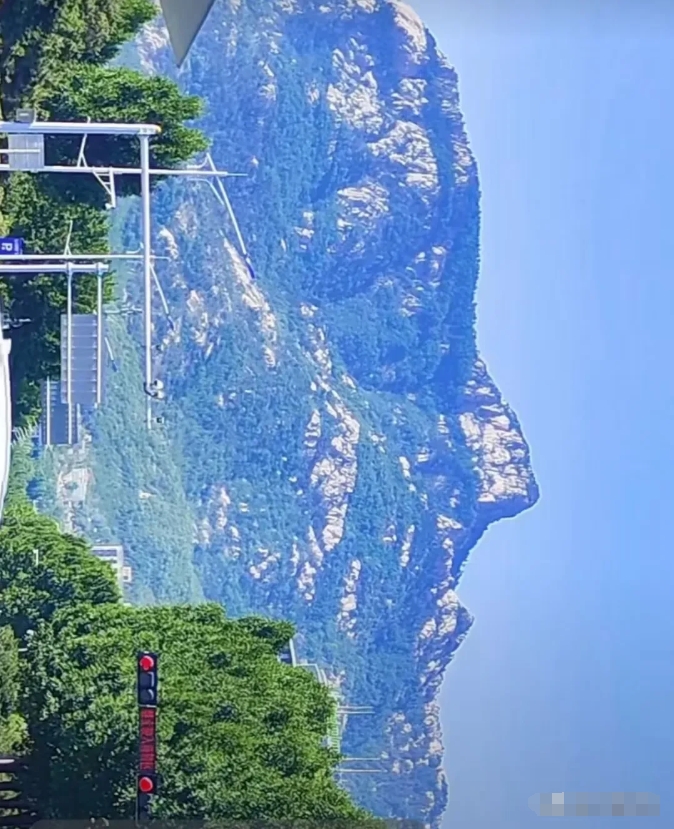 太神奇了！從側(cè)面看泰山，你會覺得關(guān)于泰山奶奶的傳說是真的
